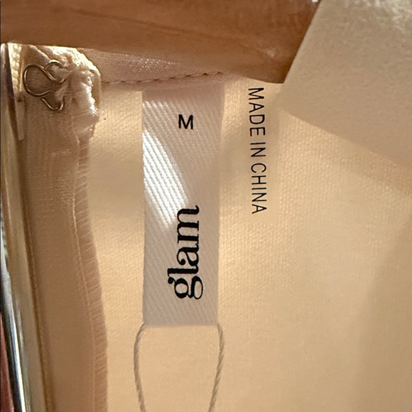 Glam Cream Blouse with Structured Shoulders - Picture 6 of 6